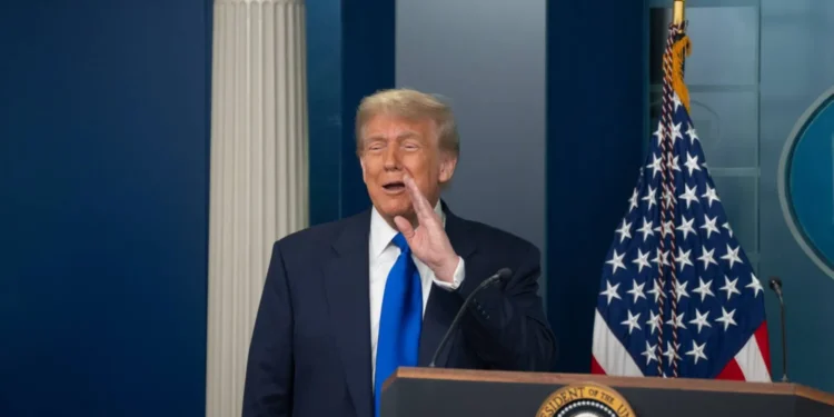 ترمب يتحدث عن “هزيمة خامنئي” ويهدد إيران بضربات جديدة