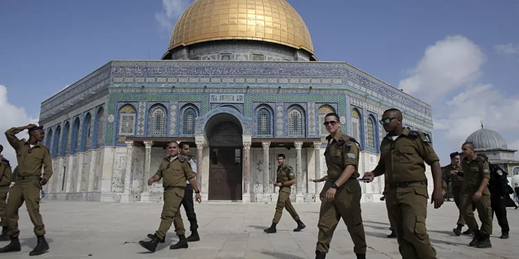 كنيسة القيامة مغلقة والمسجد الأقصى محاصر.. تعديات إسرائيلية على الديانتين