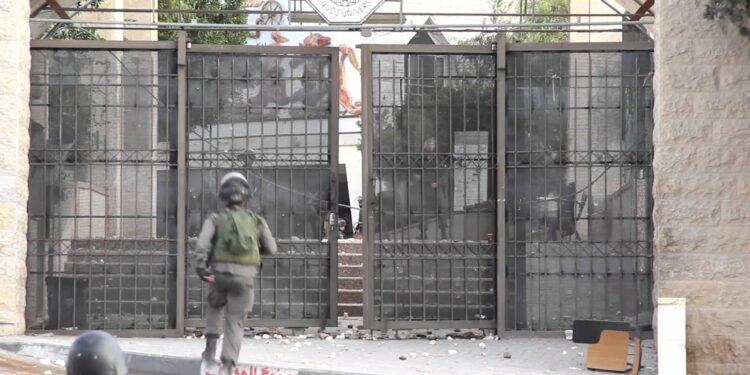 حواجز تعرقل طريق التعليم.. طلاب القدس يواجهون الاحتلال قبل الأسئلة