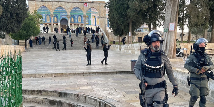 تصعيد ممنهج على الأقصى والمقدسات المسيحية برعاية شرطة الاحتلال
