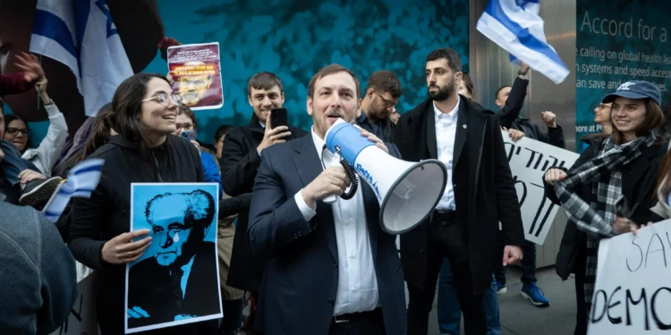 استطلاع إسرائيلي: انقسام بشأن إيران.. وأغلبية تطالب بوقف الحرب على غزة