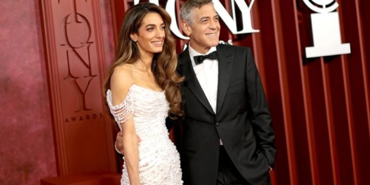 جورج وأمل كلوني يتألقان في توني أووردز (فيديو)