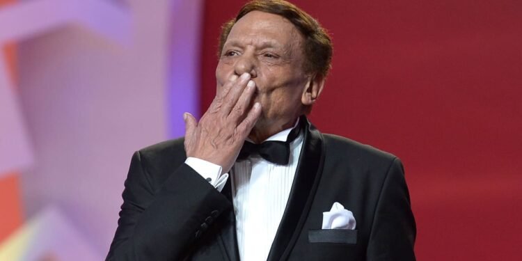 صورة عادل إمام تثير الجدل وأسرته تكشف التفاصيل