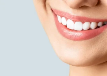 تبييض الأسنان في المنزل بـ 6 طرق مدهشة