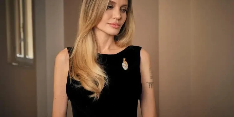 أنجلينا جولي.. خطة جريئة لتجديد شبابها