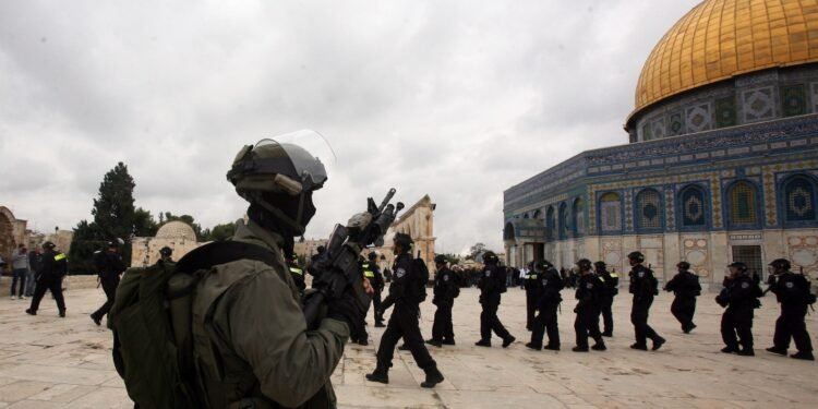 دلالات تصعيدية خطيرة.. الاحتلال يداهم المسجد الأقصى ويعتقل حراسه