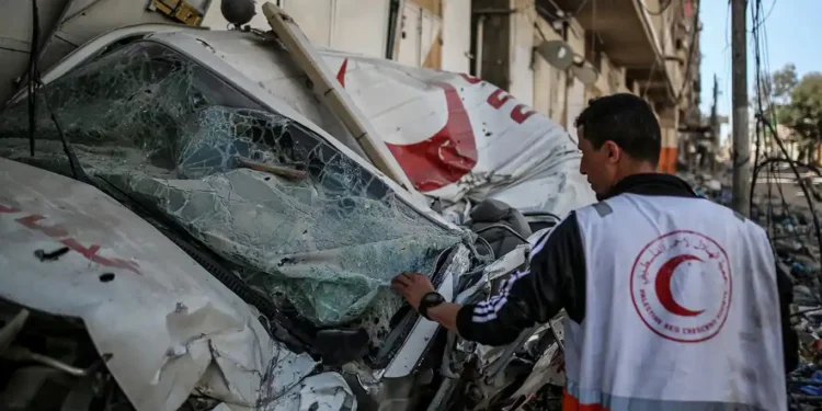 الطواقم الطبية في غزة.. بين الموت البطيء والإنقاذ المستحيل