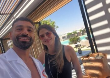 من هي كارين فهمي صاحبة الصورة مع محمد صلاح؟