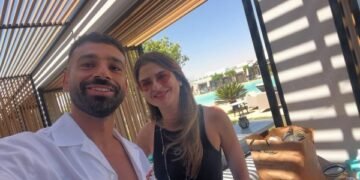 من هي كارين فهمي صاحبة الصورة مع محمد صلاح؟