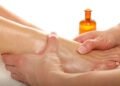 تدليك قدميك بزيت المغنيسيوم يغير حياتك!