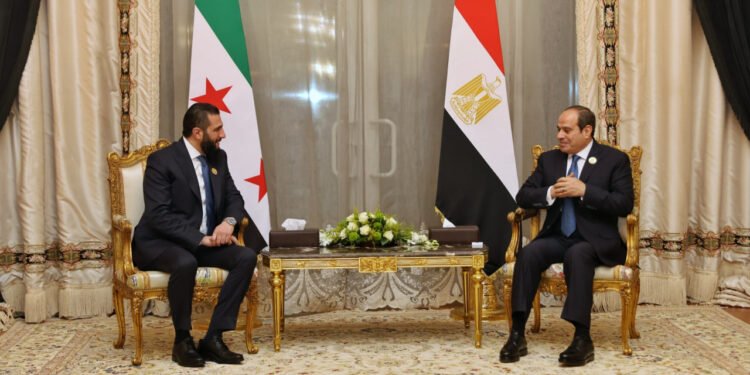 القاهرة ودمشق بعد الأسد: جمود العلاقات وتوجّس متصاعد