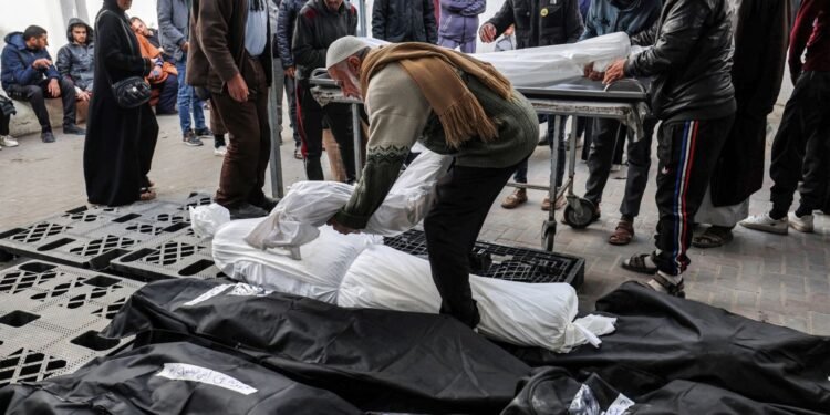 450 جائعًا استشهدوا بحثًا عن رغيف الخبز.. إبادة غزة بغطاء الصمت الدولي