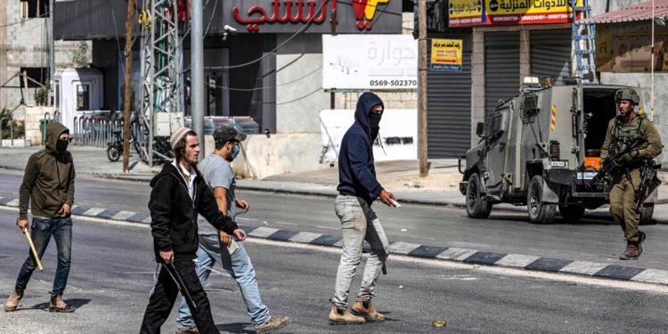 جرائم المستوطنين في الضفة.. خطر استراتيجي يهدد حل الدولتين