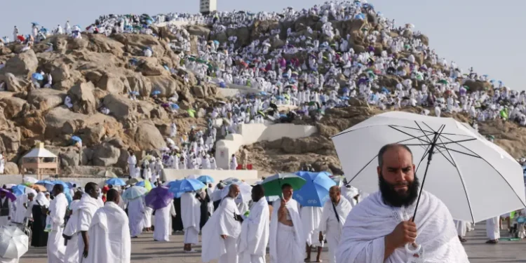 ضيوف الرحمن على جبل الرحمة.. الحجيج يؤدون الركن الأعظم في عرفة