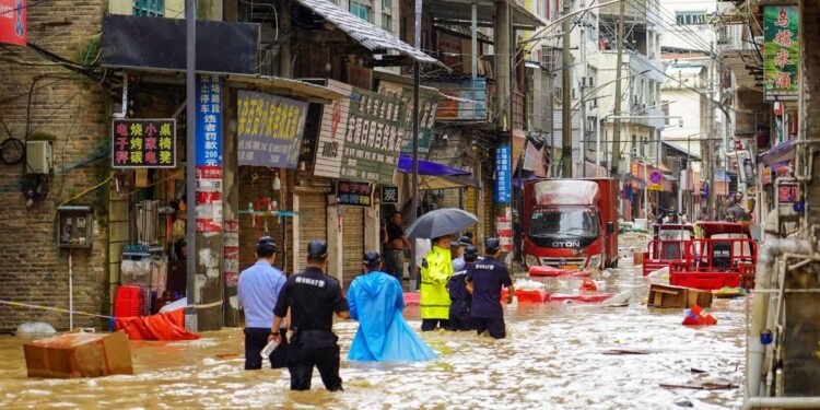 إجلاء أكثر من 80 ألف شخص بعد فيضانات مدمّرة في قويتشو