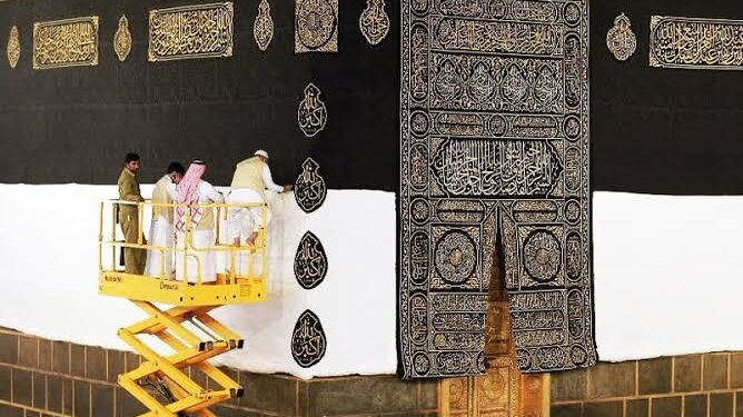 مطرّزة بالذهب والفضة والحرير.. السعودية تكسي الكعبة ثوبها السنوي