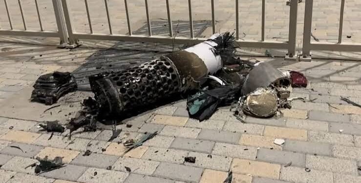 هل شظايا الصواريخ خطر يهدد المدنيين؟.. قطر تُطلق تحذيرات عاجلة