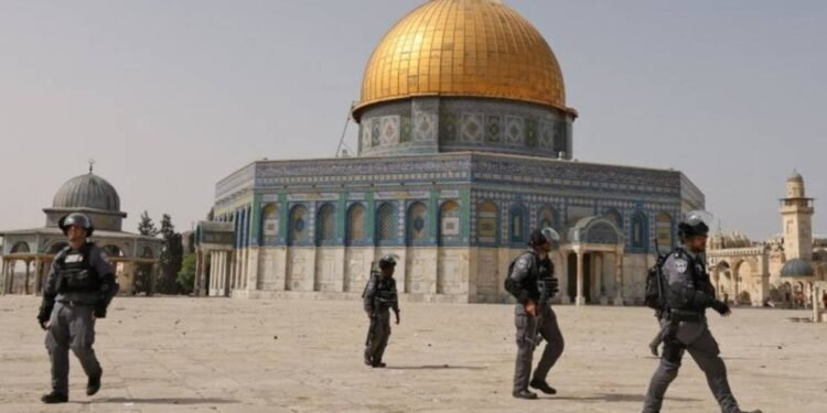 المقدسات في خطر والضفة تُخنق.. قراءة في المشهد الفلسطيني المتصاعد