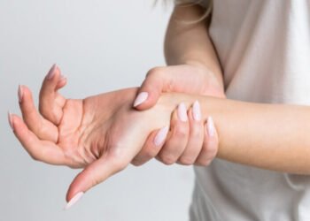 ارتعاش اليد المفاجئ.. متى يكون خطرًا؟