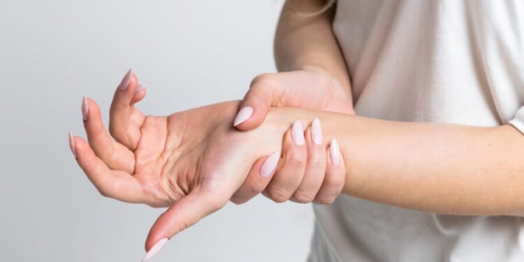 ارتعاش اليد المفاجئ.. متى يكون خطرًا؟