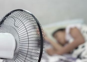 المروحة تهدد نومك وصحتك.. طبيب يحذر