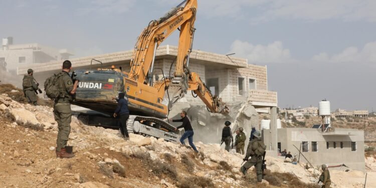 هدم وتجريف وترويع.. ممارسات الاحتلال تخنق القرى الفلسطينية في الضفة