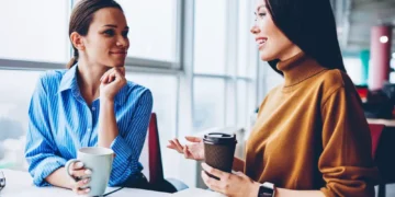 لغة الجسد.. هذه الحركات تترك انطباعًا سيئًا!