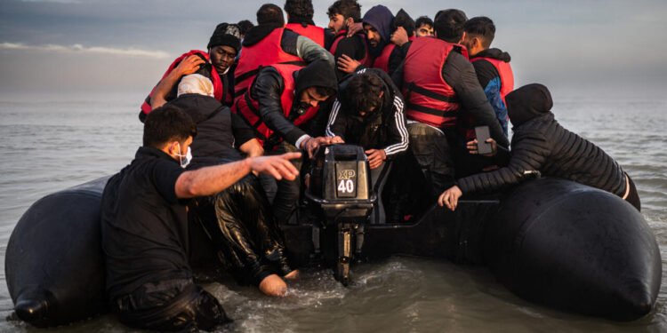 تبادل المهاجرين: تفاهم هش بين لندن وباريس