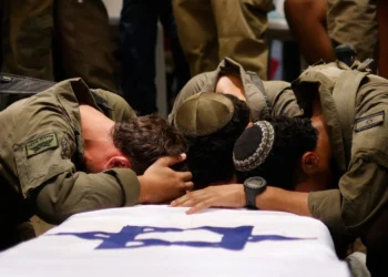 جنود الاحتلال الإسرائيلي يشيعون زملاءهم: لماذا نموت من أجل رهائن؟