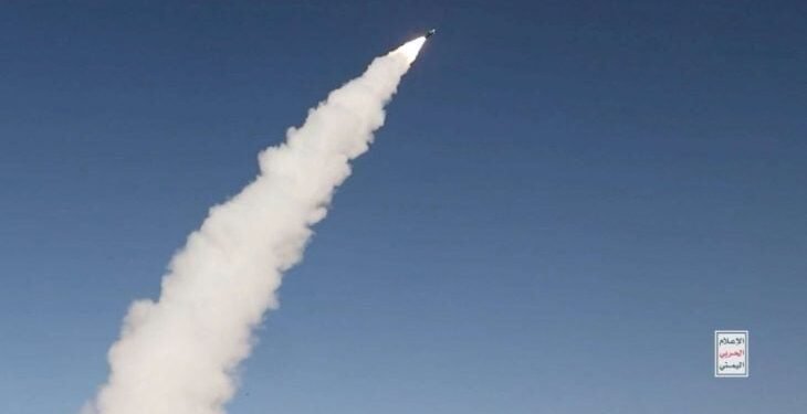 الحوثيون يعلنون استهداف مواقع إسرائيلية بصواريخ فرط صوتية وطائرات مسيّرة