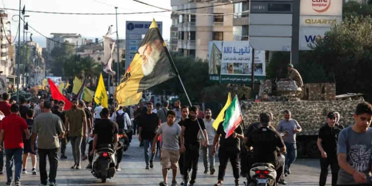 عرض «حزب الله» المسلح يهز بيروت.. والحكومة ترفع الصوت