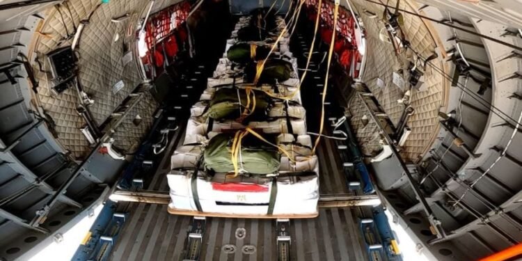 مصر تُكثّف إسقاط المساعدات جوًا إلى غزة: مبادرة إنسانية وسط حصار خانق