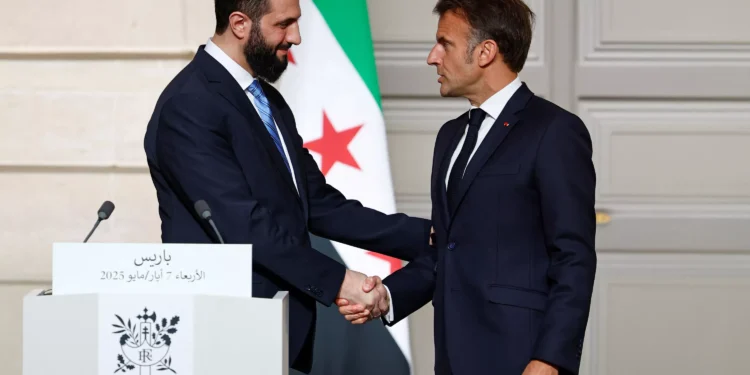 إتصال هاتفي بين ماكرون والشرع ...أبرز ما جاء فيه 1 إتصال هاتفي بين ماكرون والشرع …أبرز ما جاء فيه