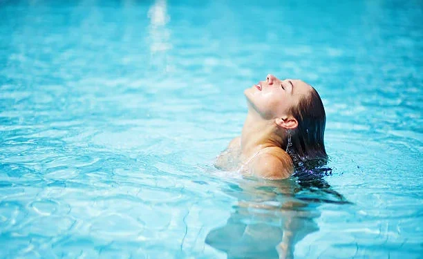 5 خطوات لحماية الشعر من ماء البحر