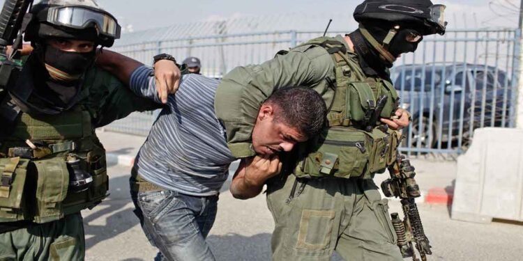 اعتقالات وتعذيب ممنهج.. تقرير حقوقي يرصد انتهاكات الاحتلال في الضفة وغزة