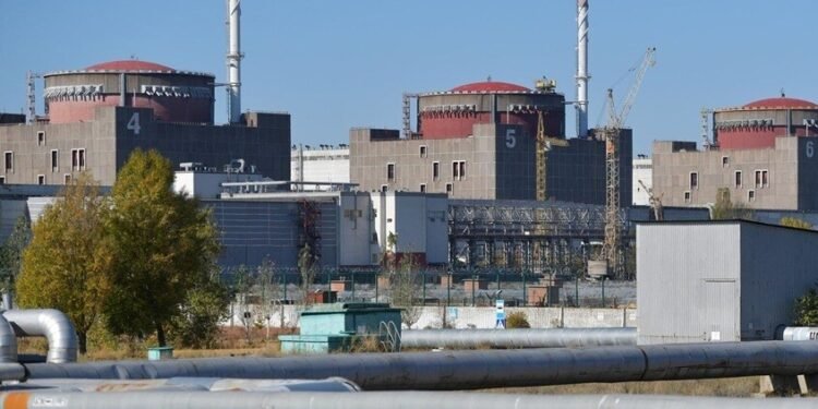 الدخان يقترب من زابوريجيه والوكالة الدولية تطمئن