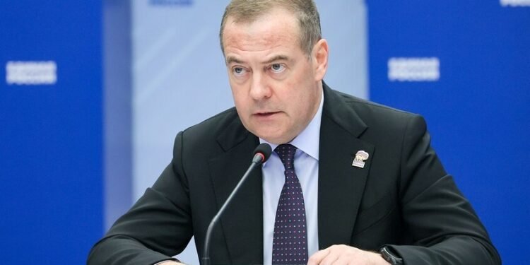 مدفيديف يهاجم تصريحات ترامب: لعبة الإنذارات تقود إلى صدام مباشر مع روسيا