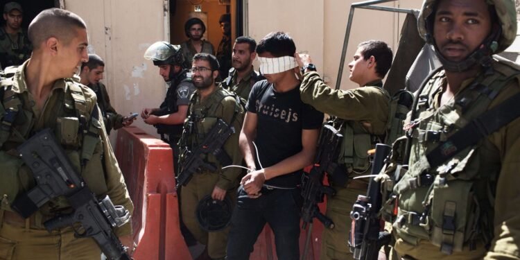 غارات ليلية على منازل الفلسطينيين: الاحتلال ينفذ اعتقالات جماعية في الضفة