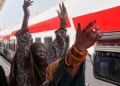 في ظل اشتداد الأزمة السودانية: مصر تنظّم قطارات العودة الطوعية نحو الوطن