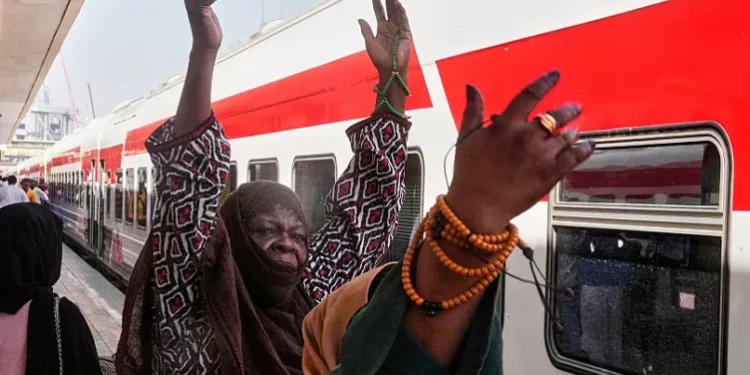 في ظل اشتداد الأزمة السودانية: مصر تنظّم قطارات العودة الطوعية نحو الوطن