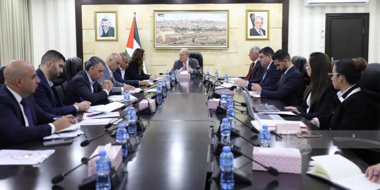 لمواجهة الحصار والتجويع.. كيف تواجه الحكومة الفلسطينية الانهيار الاقتصادي؟