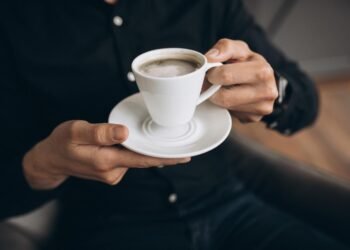 القهوة الصباحية.. عادة تدمر صحتك سراً