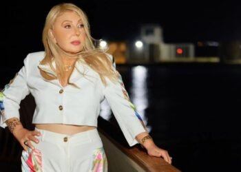 نادية الجندي ترقص مع طليقها.. مفاجأة بيروت!