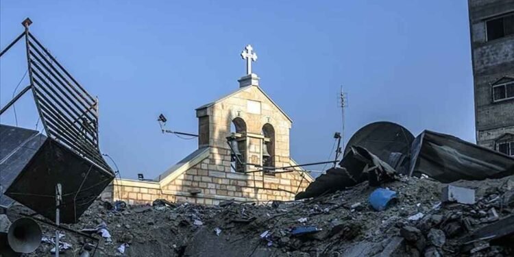 تصعيد خطير.. الاحتلال يقصف كنيسة العائلة المقدسة في غزة