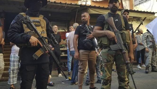 هل ينجح لبنان في ضبط سلاح المخيمات أم تؤجله خلافات «فتح»؟