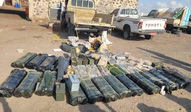 في قلب البحر الأحمر.. البحرية اليمنية تُحبط تهريب شحنة أسلحة خطيرة