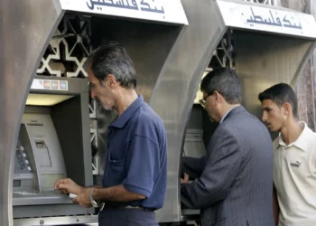 أصوات التجار تتعالى في الضفة.. هل تنكسر القيود المصرفية؟