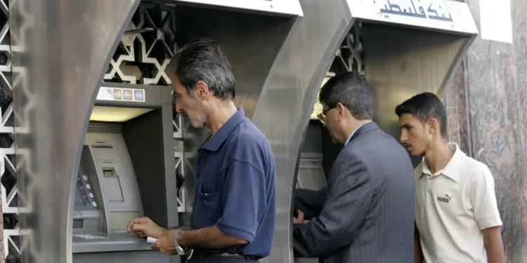 أصوات التجار تتعالى في الضفة.. هل تنكسر القيود المصرفية؟