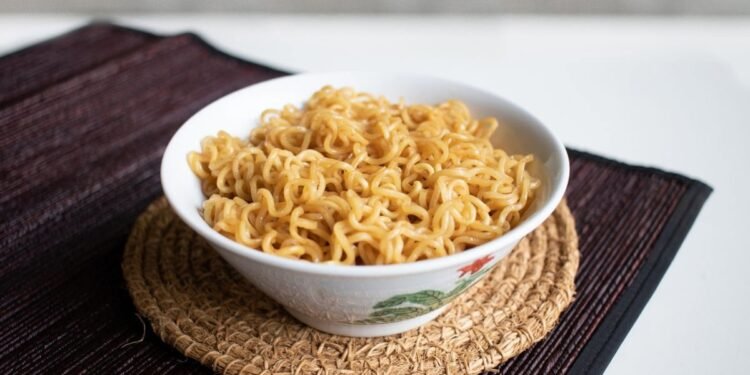 فوائد الإندومي وأضراره.. تناوله بحذر