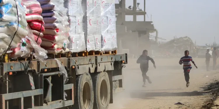 المساعدات تدخل وغزة تجوع.. من المسؤول؟